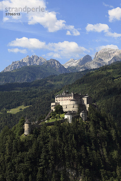 Festung Hohenwerfen  Werfen  dahinter der Hochkönig  Pongau  Land Salzburg  Salzburger Land  Österreich  Europa