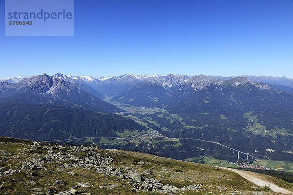 Blick vom Patscherkofel über Stubaital und Europabrücke  Stubaier Alpen  Tirol  Österreich  Europa