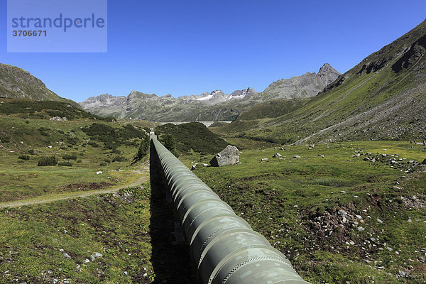 Staumauer und Wasserleitung von Silvretta-Stausee  Bielerhöhe  Großvermunt  Montafon  Silvrettagruppe  Vorarlberg  Österreich  Europa