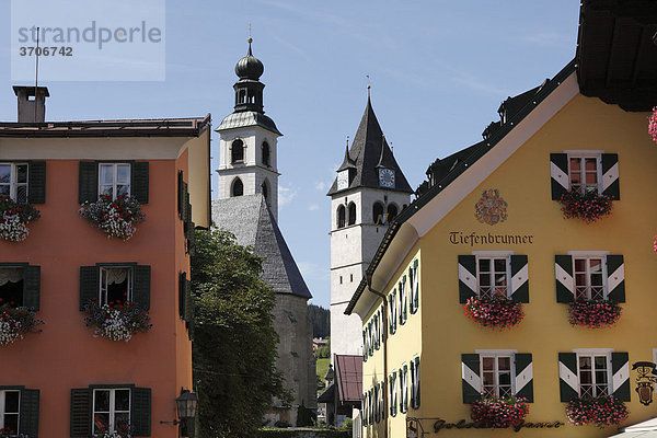 Blick von Altstadt zur Pfarrkirche St. Andreas und Liebfrauenkirche  Kitzbühel  Tirol  Österreich  Europa