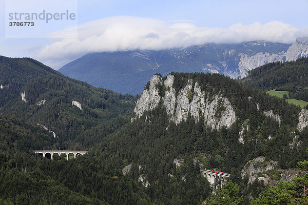 Semmeringbahn  Blick vom 20-Schilling-Blick  in Wolken: Rax  Semmering  Niederösterreich  Österreich  Europa