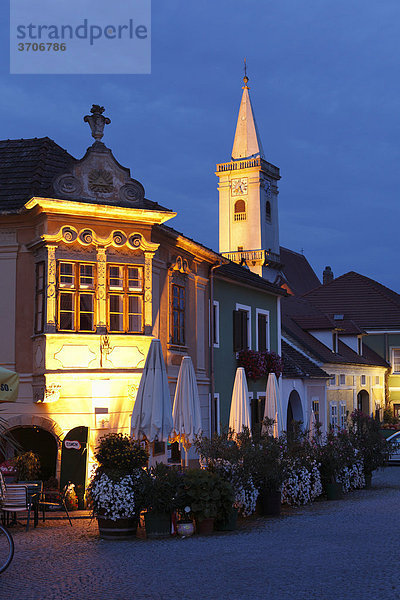 Altes Haus mit Erker am Rathausplatz  katholische Kirche  Rust am Neusiedler See  Burgenland  Österreich  Europa