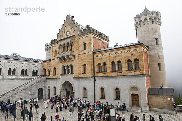 Touristen im Innenhof von Schloss Neuschwanstein  Bayern  Deutschland