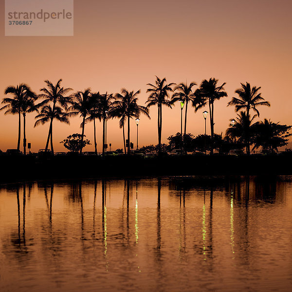 Waikiki Beach bei Sonnenuntergang  Honolulu  Hawaii