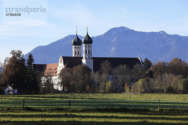 Kloster Benediktbeuern  hinten Herzogstand  Oberbayern  Bayern  Deutschland  Europa