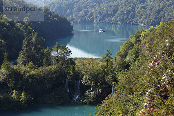 Nationalpark Plitwitzer Seen  Plitvicer Seen  Boot auf Kozjak-See  Plitvicka Jezera  Kroatien  Europa