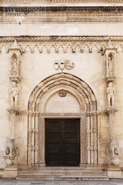 Portal der Kathedrale Sveti Jakov  Sibenik  Dalmatien  Adria  Kroatien  Europa