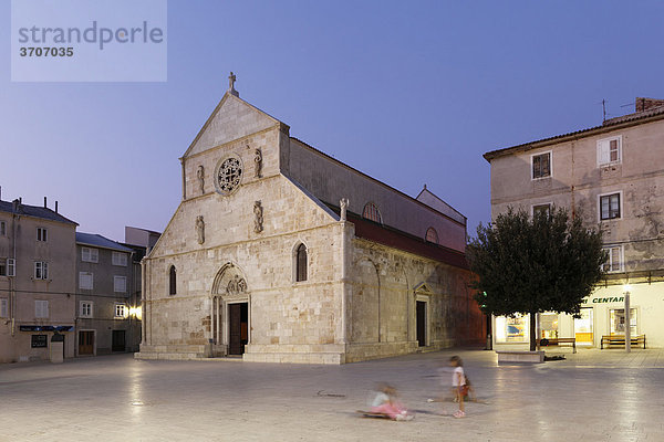 Basilika in Pag  Hauptplatz Trg Kralja Pedra Kresimira IV  Insel Pag  Dalmatien  Adria  Kroatien  Europa