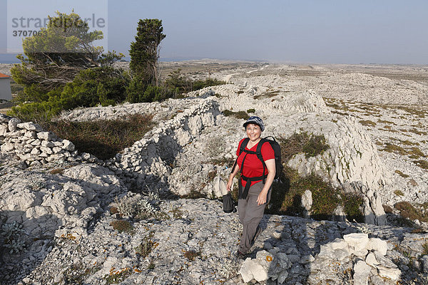 Wandernde Frau mit Rucksack bei Smokvica  Insel Pag  Dalmatien  Adria  Kroatien  Europa