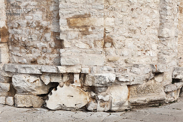 Römische Steine in Kirchenmauer verbaut  Kirche Sveti Donat St. Donatus  Zadar  Dalmatien  Kroatien  Europa