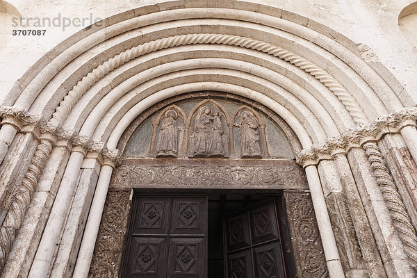 Portal von Dom Sveti Stosija heilige Anastasia  Zadar  Dalmatien  Kroatien  Europa