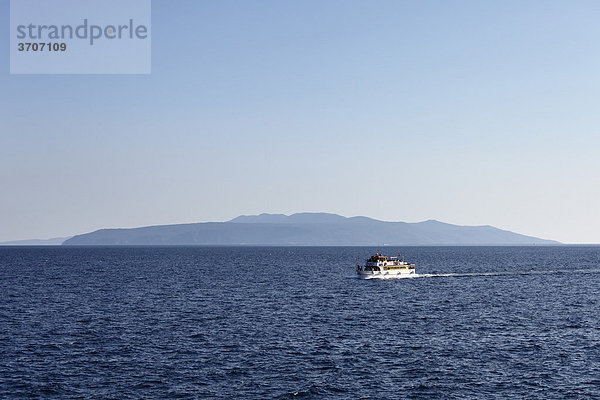 Ausflugsschiff vor Insel Cres  Blick von Opatija  Istrien  Kvarner Bucht  Kroatien  Europa