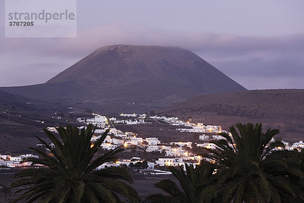 M·guez mit Vulkan Monte Corona  Lanzarote  Kanarische Inseln  Kanaren  Spanien  Europa