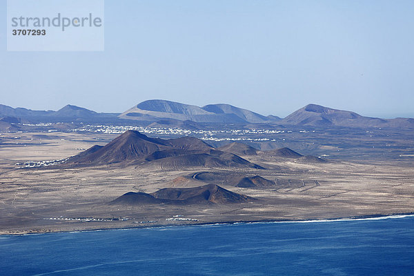 Landschaft El Jable mit Orten Soo und Tinajo  hinten Caldera Blanca  Blick von Risco de Famara  Lanzarote  Kanaren  Kanarische Inseln  Spanien  Europa