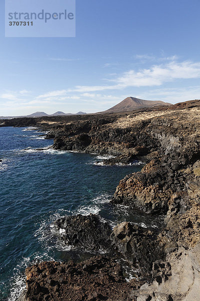 Vulkanische Felsküste bei Los Cocoteros  Lanzarote  Kanaren  Kanarische Inseln  Spanien  Europa