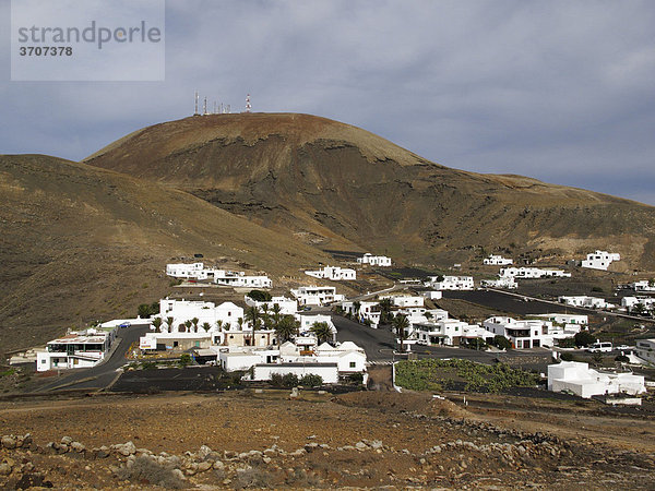 Dorf FemÈs  Vulkan Atalaya de Femes  Lanzarote  Kanaren  Kanarische Inseln  Spanien  Europa