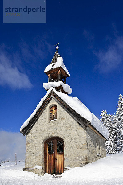 Verschneite Kapelle im Landkreis Traunstein  Bayern  Deutschland  Europa