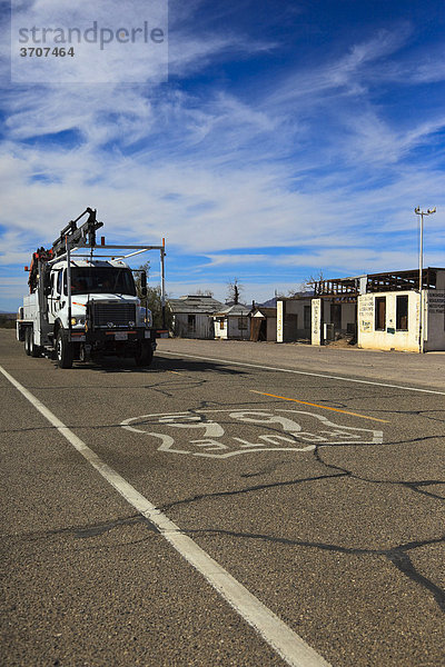 LKW  Truck auf der historischen Route 66  Ludlow  California  USA  Nordamerika
