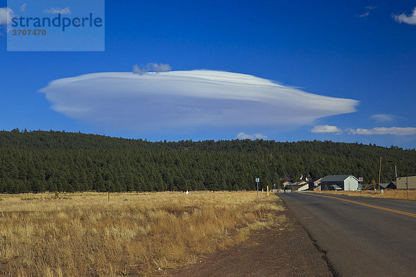 Wolkengebilde wie ein UFO entlang der historischen Route 66  Antares  Kingman  Arizona  USA  Nordamerika