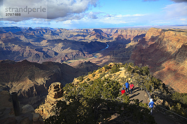 Am Vista Encantada mit Blick in den Grand Canyon und auf den Colorado River  Arizona  USA  Nordamerika