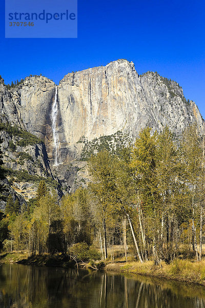 Upper Fall  Curry  Yosemite Village  Yosemite Nationalpark California  USA  Nordamerika