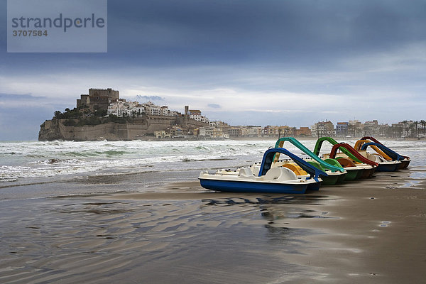 Gewitterstimmung mit Tretbooten am Sandstrand von Peniscola  Costa Azahar  Spanien  Europa