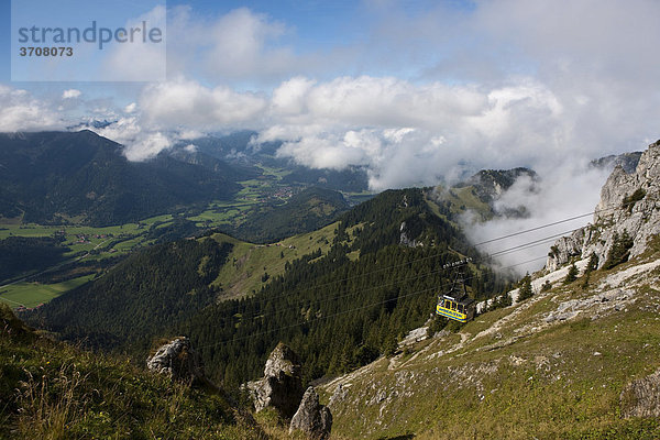 Blick auf die Allgäuer Alpen und das Bayrische Hochland  Seilbahn zum Wendelstein  Bayern  Deutschland  Europa