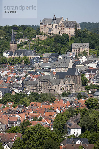 Blick auf Marburg an der Lahn mit der Altstadt  hinten das Landgrafenschloss  Universitätsmuseum für Kulturgeschichte  Lutherkirche  Alte Universität und Universitätskirche  Marburg  Hessen  Deutschland  Europa
