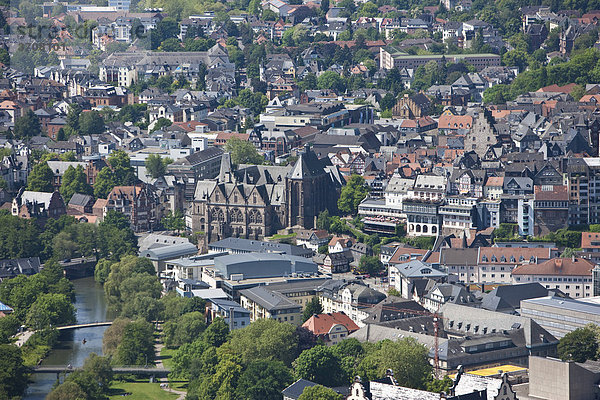 Blick auf Marburg an der Lahn mit der Altstadt  hinten die alte Universität und Universitätskirche  Marburg  Hessen  Deutschland  Europa