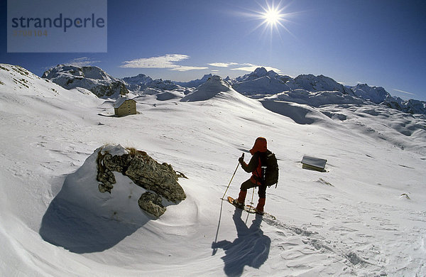 Schneeschuhgeherin über der Seekofel-Hütte  Pragser Dolomiten  Italien  Europa