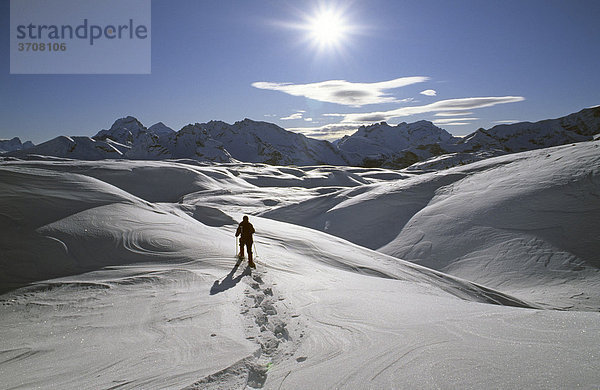 Schneeschuhgeherin auf der Sennes-Hochfläche  Naturpark Fanes-Sennes-Prags  Dolomiten  Italien  Europa