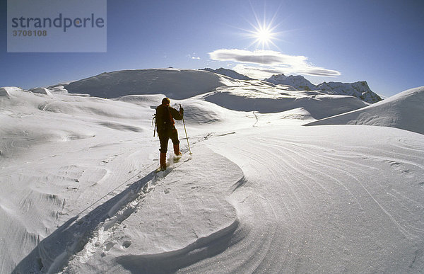 Schneeschuhgeherin auf der Sennes-Hochfläche  Naturpark Fanes-Sennes-Prags  Dolomiten  Italien  Europa