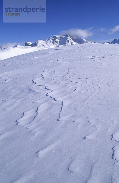 Schneeverwehungen vor der Croda Rossa  Hohe Gaisl  3146m  Ampezzaner Dolomiten  Italien  Europa