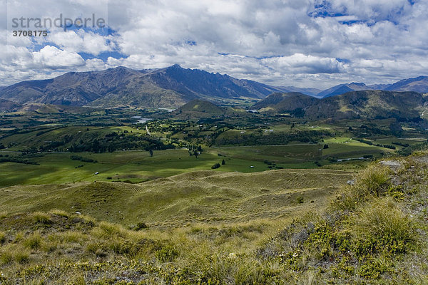 Blick auf das Tal von Frankton  Queenstown  Otago  Südinsel  Neuseeland