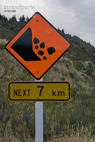 Verkehrsschild Vorsicht Steinschlag  Aviemore  Südinsel  Neuseeland