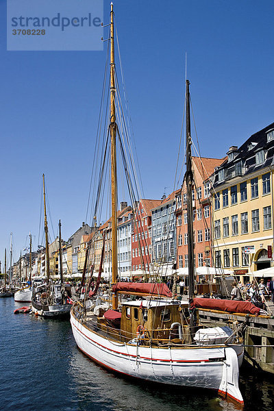 Alte Holzschiffe im Nyhavn-Kanal  Kopenhagen  Dänemark