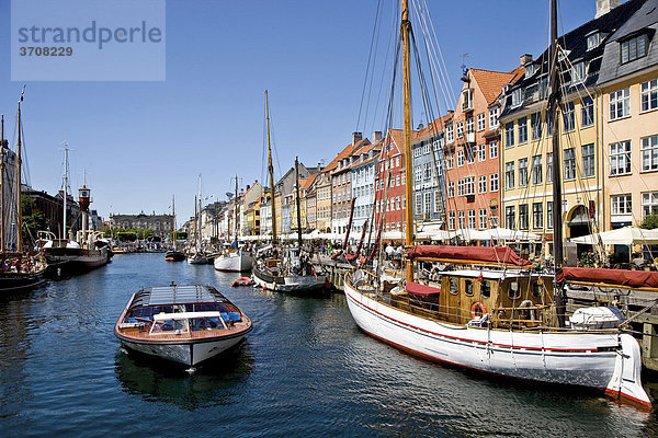 Segel-Ausflugsschiff im Nyhavn-Kanal  Kopenhagen  Dänemark