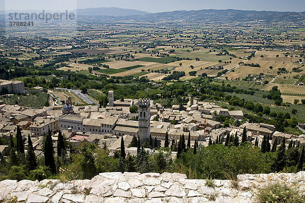 Blick über die Dächer der mittelalterlichen Stadt von Assisi  Italien  Europa