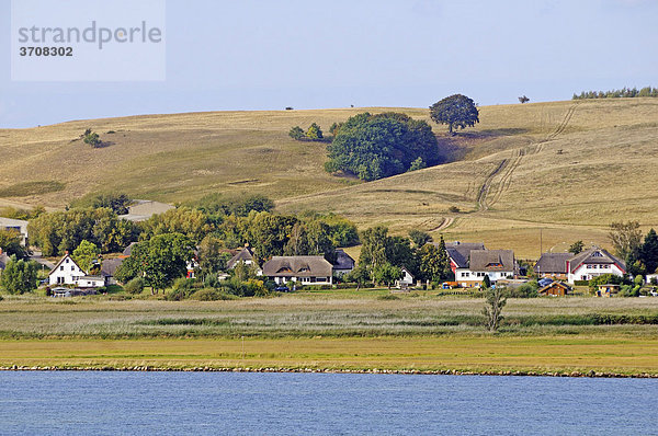 Blick vom Südperd über den Bodden zum Dorf Groß Zicker und Zickersche Berge  Mönchgut  Biosphärenreservat Südost-Rügen  Insel Rügen  Mecklenburg-Vorpommern  Deutschland  Europa