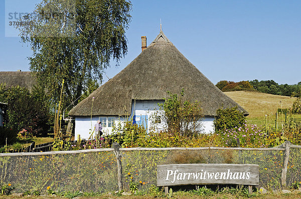 Reetgedecktes  historisches Pfarrwitwenhaus mit Museum und Garten  Dorf Groß Zicker im Mönchgut  Biosphärenreservat Südost-Rügen  Insel Rügen  Mecklenburg-Vorpommern  Deutschland  Europa