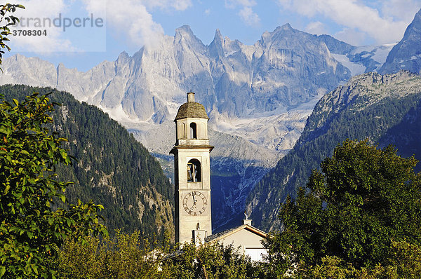 Kirche im Bergdorf Soglio  hinten Bondasca-Gruppe mit Sciora  Piz Cengalo und Piz Badile  Tal des Bergell  Val Bregaglia  Engadin  Graubünden  Schweiz  Europa