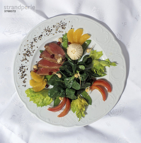 Kalorienarmer Gourmet-Teller al‡ Haute Cuisine mit zarten Filetscheiben an Ruccolasalat