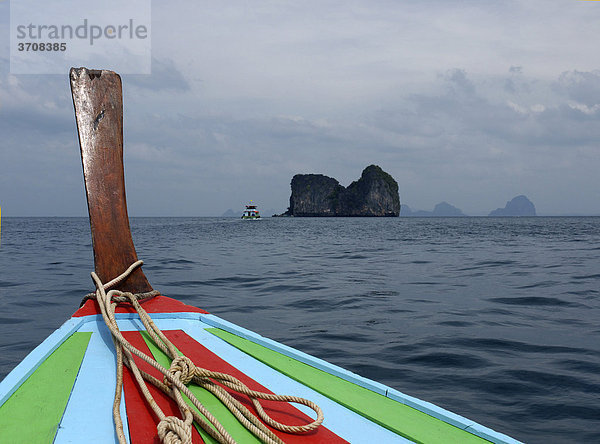 Blick aus einem Longtailboot auf eine Felsengruppe aus Richtung der Insel Ko Hai  Ko Ngai  Andamanensee  Provinz Satun  Südthailand  Thailand  Asien
