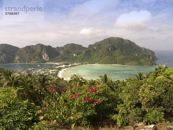 Blick auf die Insel Ko Phi Phi Don  Provinz Krabi  Andamanensee  Thailand  Asien