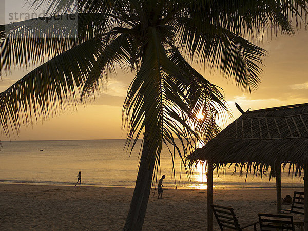 Abendstimmmung am Strand Hat Phra Ae  auf der Insel Ko Lanta  Andamanensee  Provinz Krabi  Südthailand  Thailand  Asien