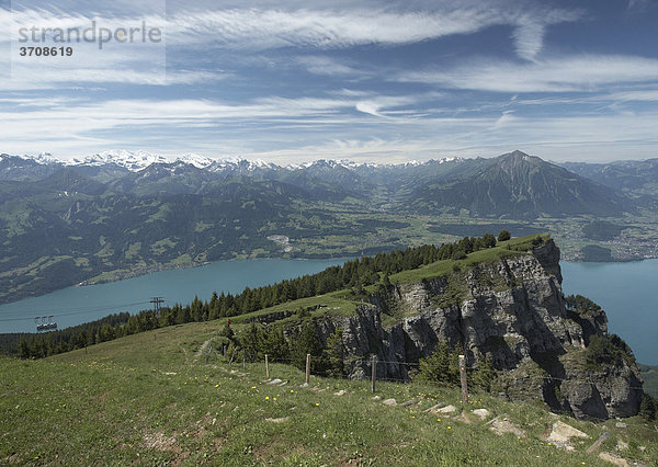 Blick auf die Bergstation am Niederhorn mit Thuner See und Bergmassiv der Berner Alpen  Kanton Bern  Schweiz  Europa