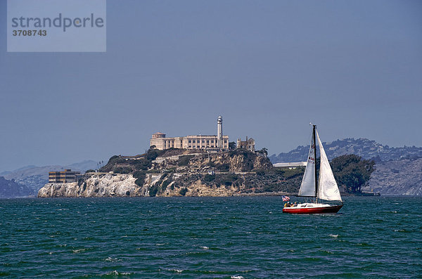 Gefängnisinsel Alcatraz und Segelboot in der Bucht von San Francisco  Kalifornien  USA