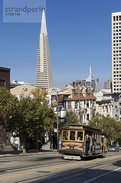 Cable Car in der California Street  Ecke Powell Street  mit Trans America Pyramid hinten  San Francisco  Kalifornien  USA