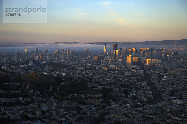 Blick von Twin Peaks über San Francisco bei Sonnenuntergang  mit Nebel über der Bucht  San Francisco  Kalifornien  USA