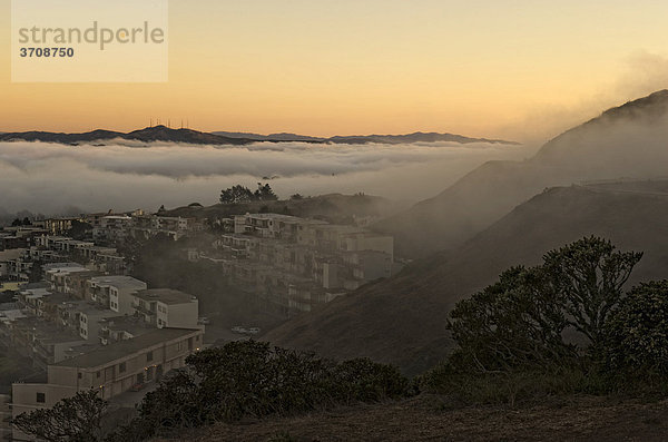 Blick von Twin Peaks über San Francisco bei Sonnenuntergang  mit Nebel über der Bucht  San Francisco  Kalifornien  USA